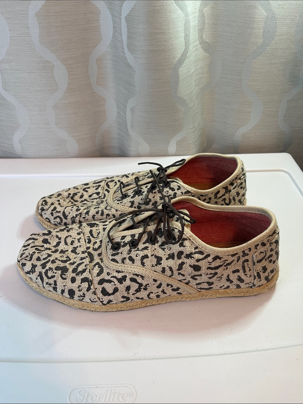 Toms Leopard Cheetah‎ Lace Up Shoes Sneakers Size 8.5